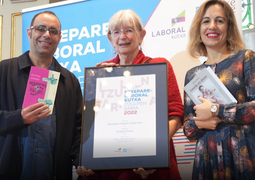 Mariolein Sabarte, ganadora del premio de traducción Etxepare - Laboral Kutxa