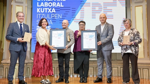 Manel Rodriguez-Castellók eta Contrabando argitaletxeak irabazi dute Etxepare - LABORAL Kutxa Itzulpen Saria Manel Rodriguez-Castellók eta Contrabando argitaletxeak irabazi dute Etxepare - LABORAL Kutxa Itzulpen Saria